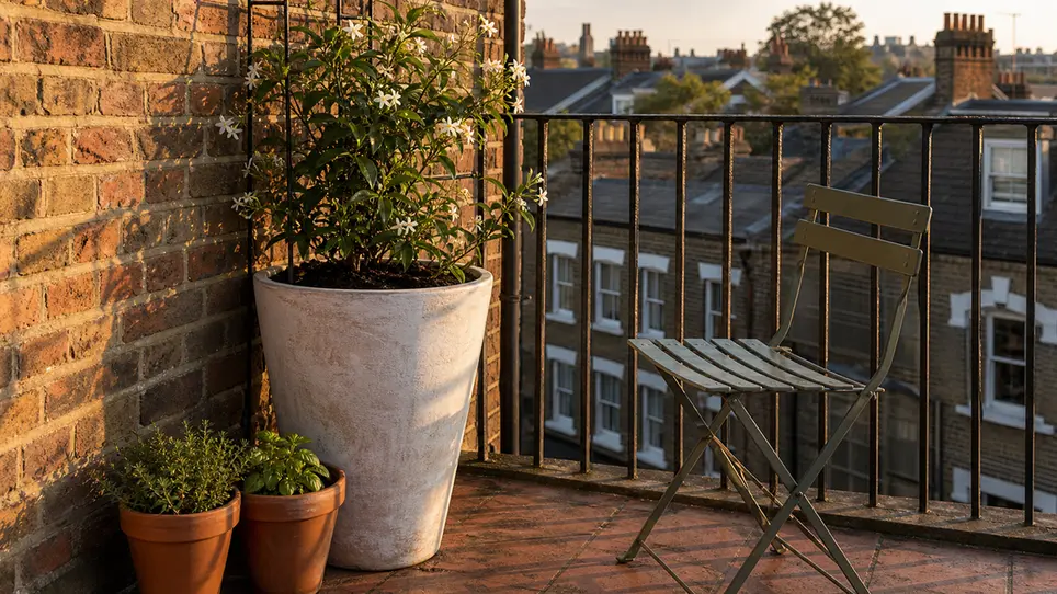 12 Ways to Decorate a Small Balcony With Plants